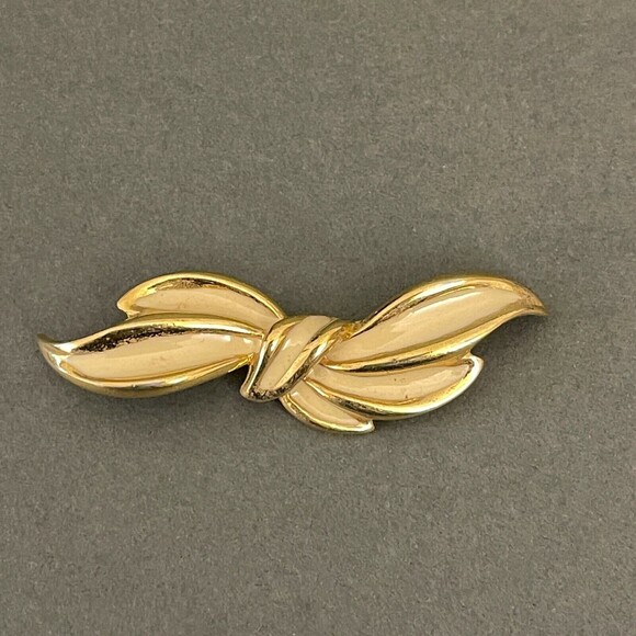 Napier Gold-tone Cream Bow Women's Fashion Brooch - Picture 1 of 3